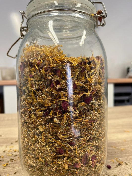 Moon Tea, feminine health. Period support. Herbal Tea. Clinical grade. Crafted by Herbalists. Organic. Red Clover, Cramp bark , Eleutherococcus, Raspberry leaf, Nettle leaf. Moringa. Calendula. Rose. Orange peel. Lavandula, Liquorice